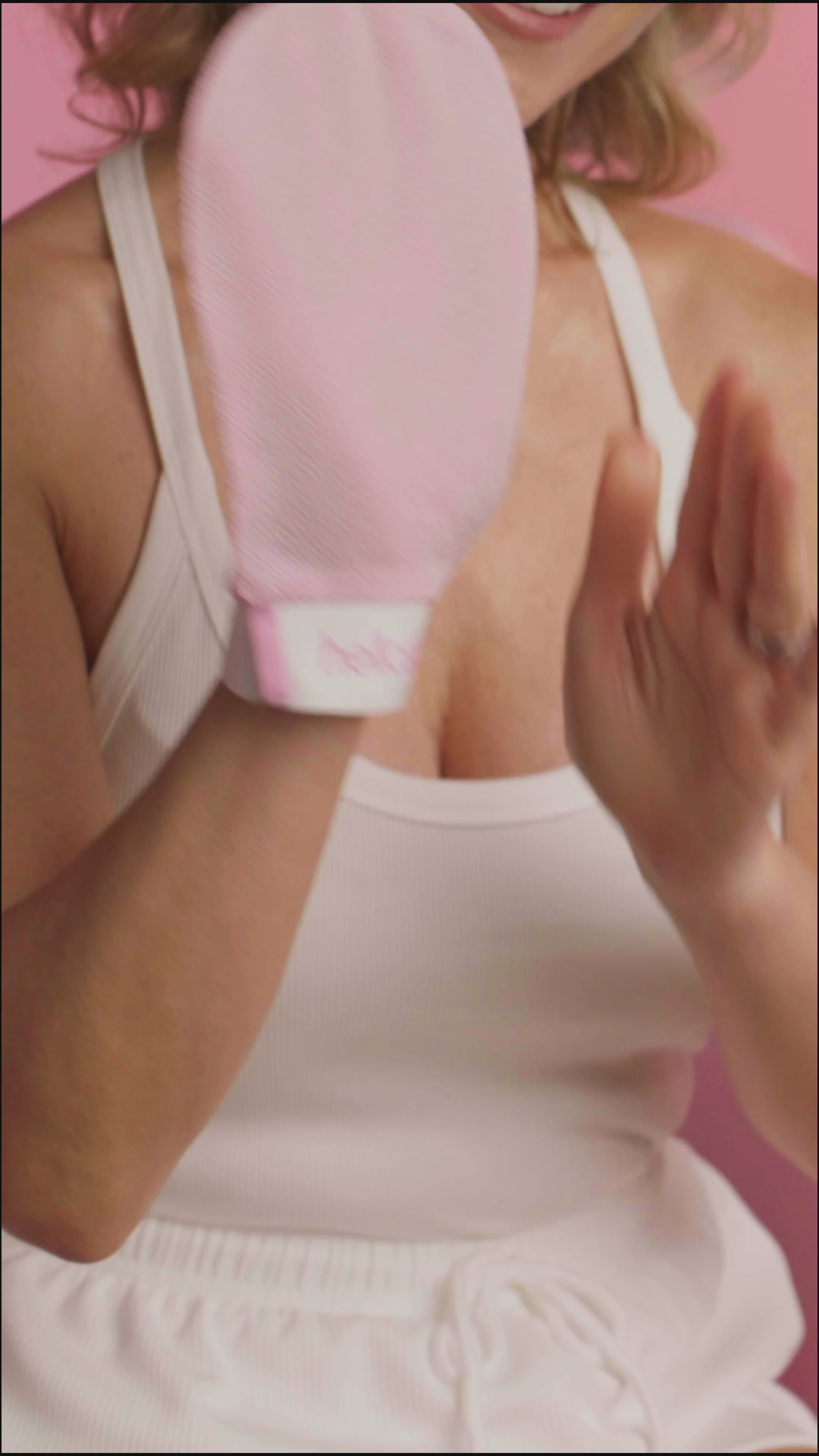 Load video: his &amp; hers exfoliating glove (pink &amp; black)